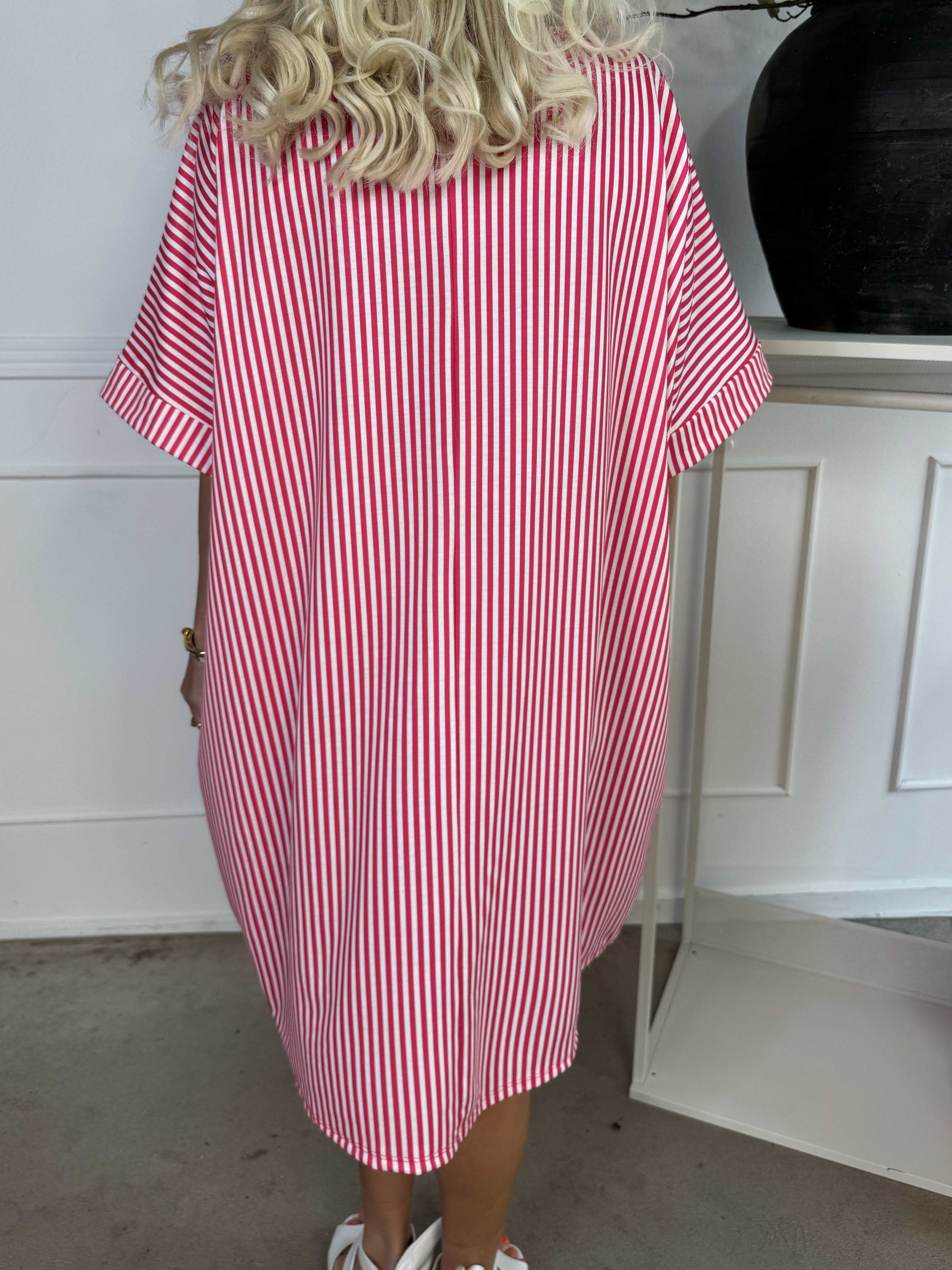 Mintu Stripe Dress - Mjuk randig klänning i bomull med similisten